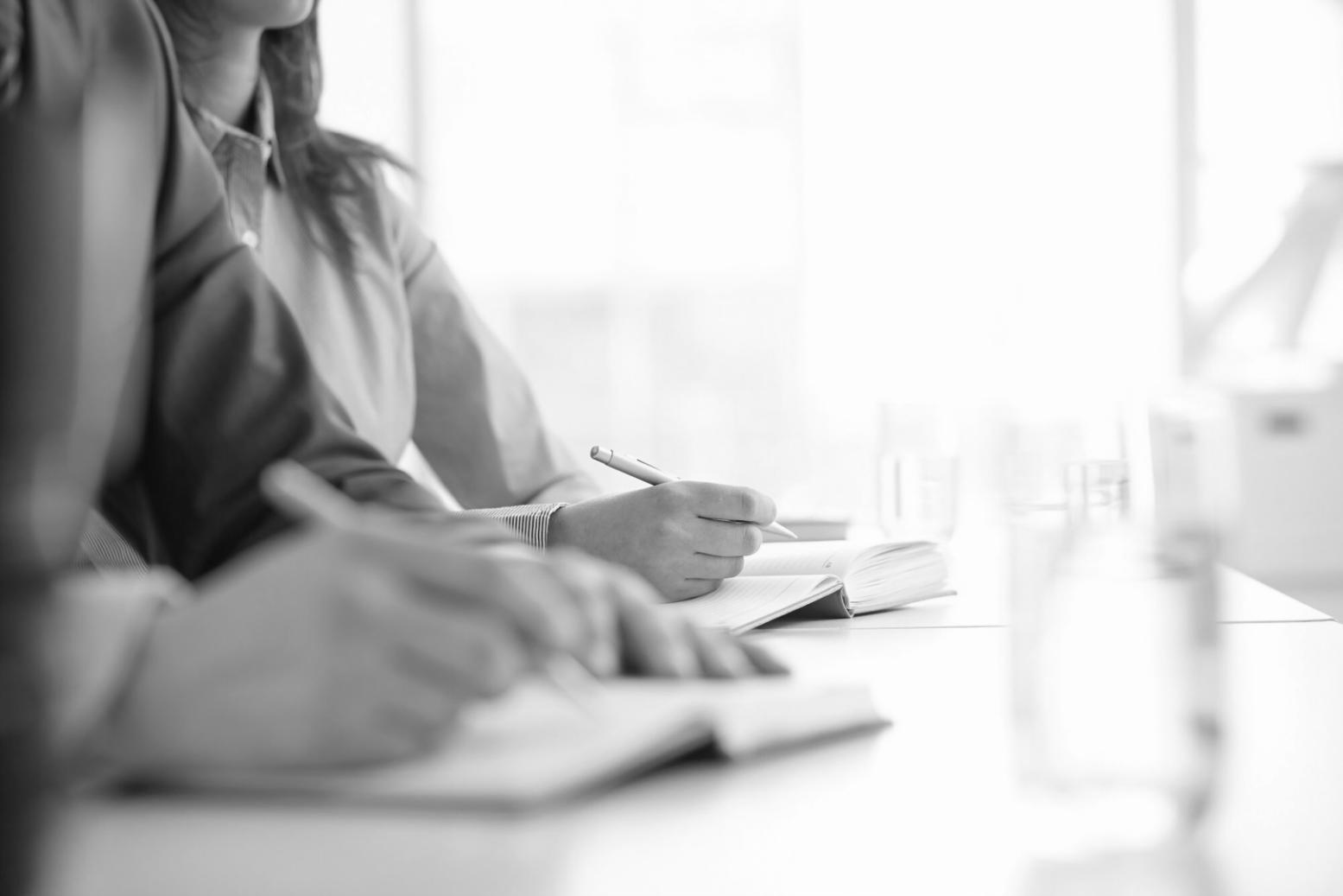 Bureau de consultation financière moderne avec espace de travail professionnel
